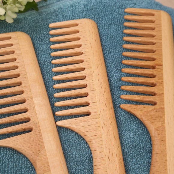 PEIGNE EN BOIS A DENTS LARGES POUR CHEVEUX BOUCLES